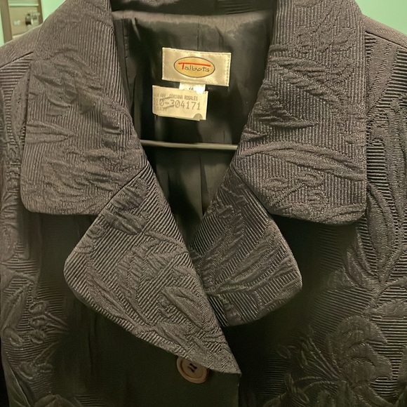 EUC Talbots black blazer with 4 buttons and a floral/paisley pattern thoughtout - Picture 4 of 8